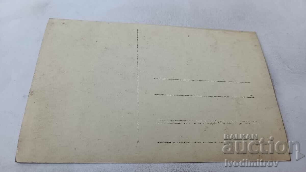 Photo Young men and women with a boat in the sea with price 2.45 BGN | € 1.25 Photo Young men and women with a boat in the sea with price 2.45 BGN | € 1.25