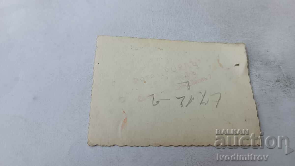 Fotografie Sofia Trei femei la plimbare pe Piața Slaveykov cu preț 2.35 BGN | € 1.20 Fotografie Sofia Trei femei la plimbare pe Piața Slaveykov cu preț 2.35 BGN | € 1.20