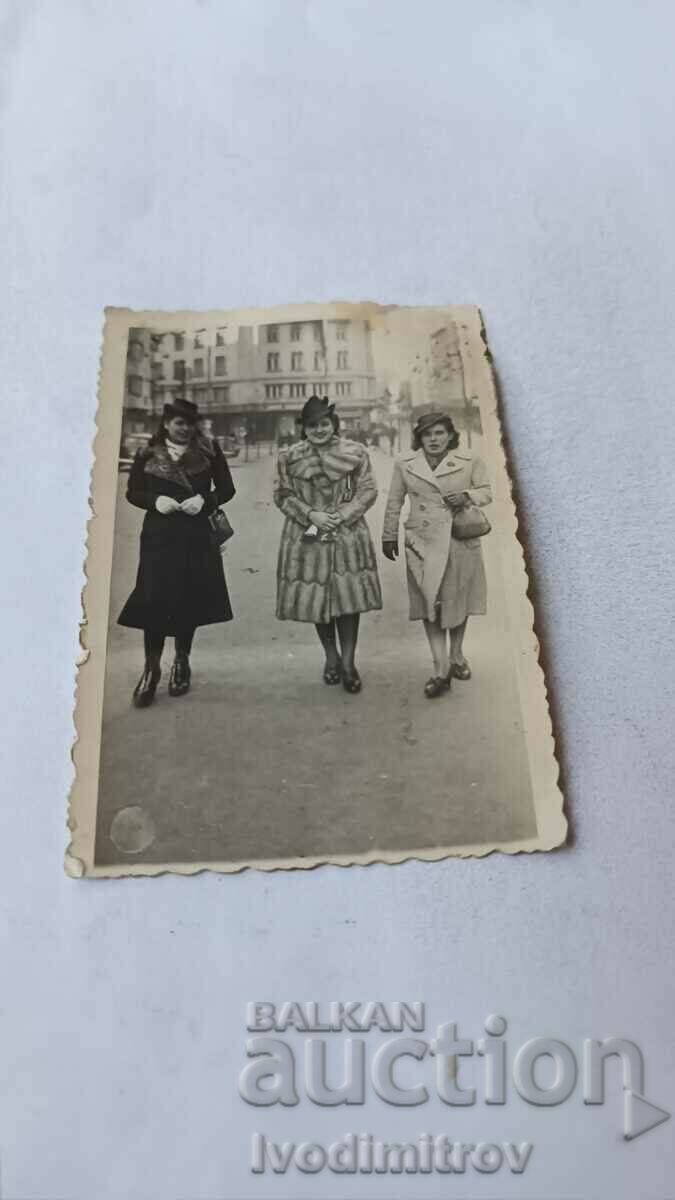 Снимка София Три жени на разходка на пл. Славейков