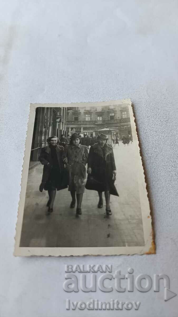 Снимка София Три жени на разходка