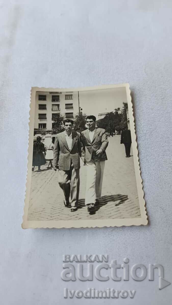 Fotografie Sofia Doi tineri la plimbare 1948