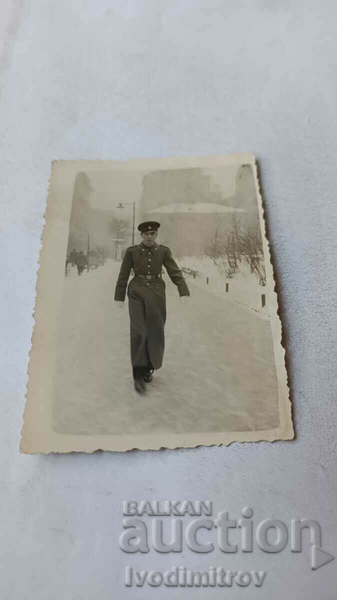 Снимка София Офицер на разходка през зимата 1942