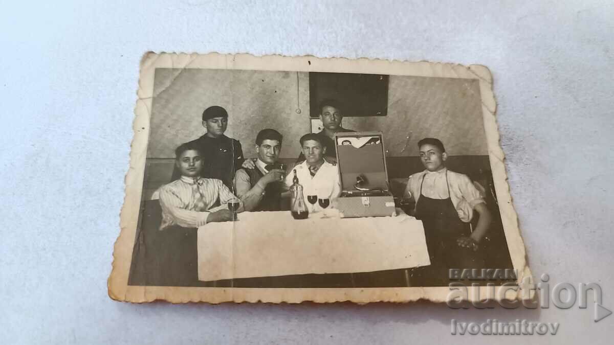 Photo Six young men having a drink with a vintage gramophone 1941