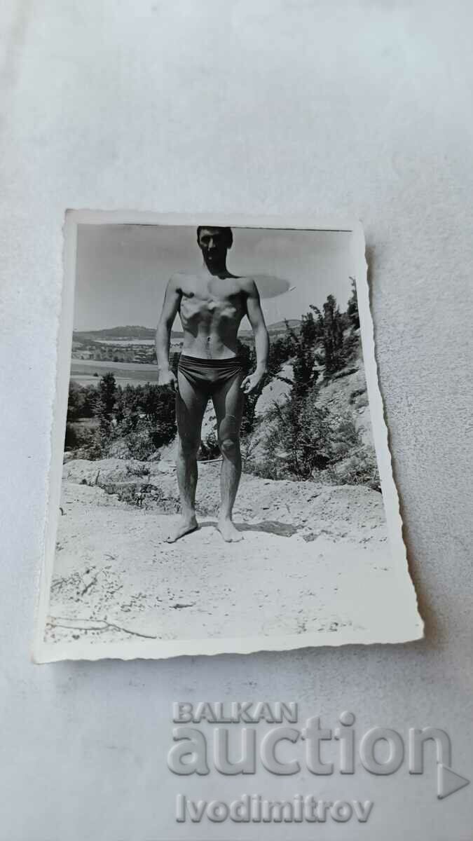 Photo Young man in a swimsuit