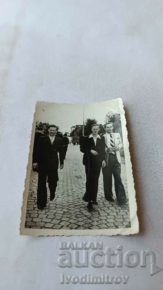 Photo Burgas Three men on a walk