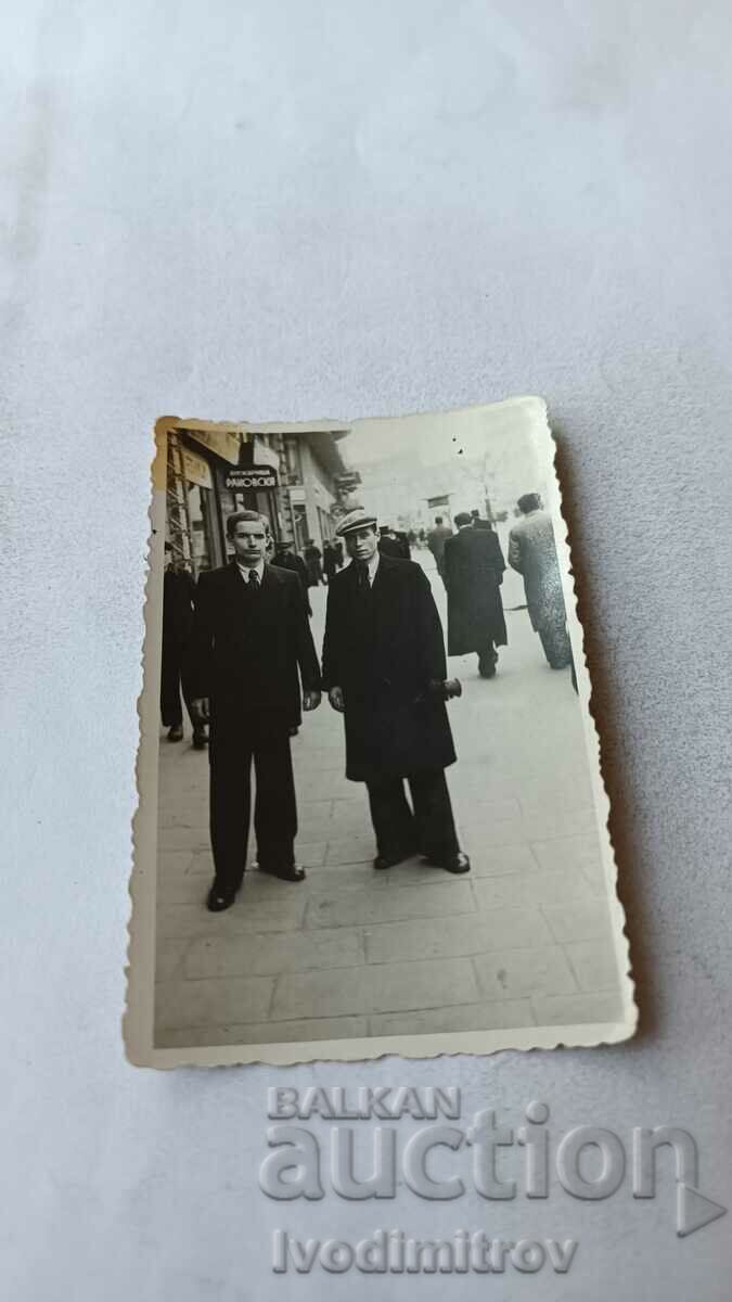 Снимка София Двама мъже на тротоара