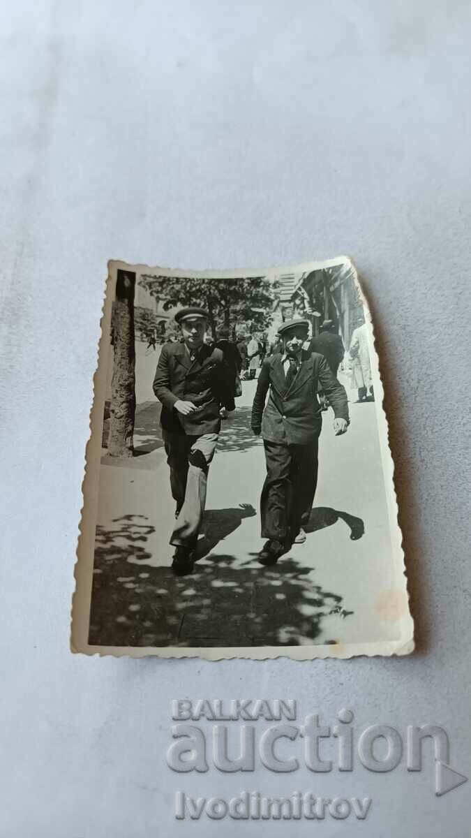 Photo Sofia A man and a young man on a walk