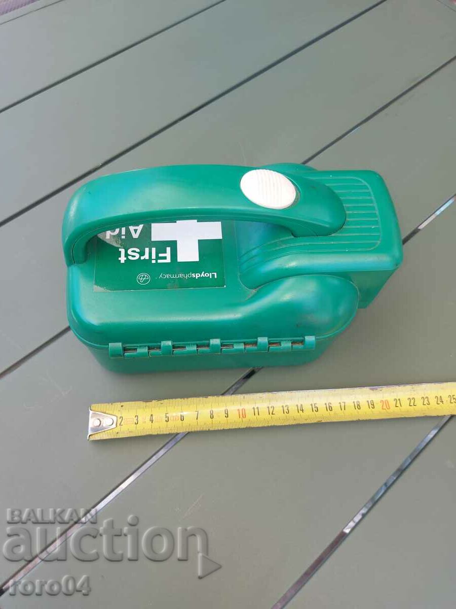 Auction  MEDICAL KIT - LANTERN