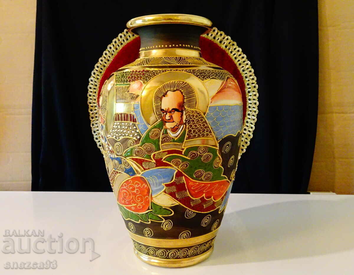 Japanese Satsuma Kinkozan Tsukuru porcelain vase, gold with price 1490.00 BGN | € 761.82 Japanese Satsuma Kinkozan Tsukuru porcelain vase, gold with price 1490.00 BGN | € 761.82