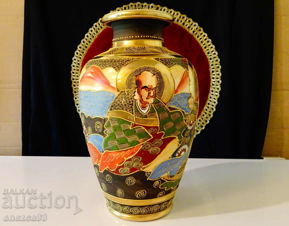 Auction Japanese Satsuma Kinkozan Tsukuru porcelain vase, gold Auction Japanese Satsuma Kinkozan Tsukuru porcelain vase, gold