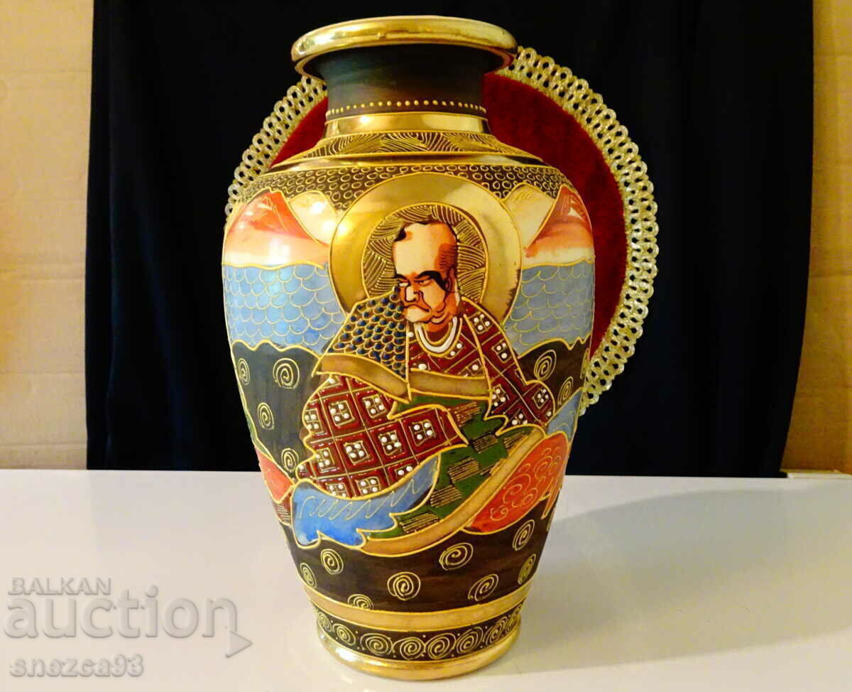 Delivery of Japanese Satsuma Kinkozan Tsukuru porcelain vase, gold Delivery of Japanese Satsuma Kinkozan Tsukuru porcelain vase, gold