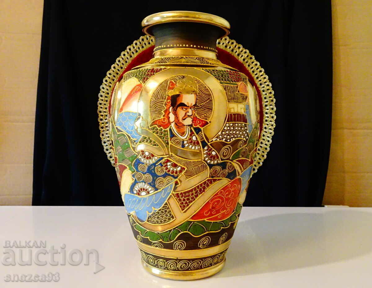 Japanese Satsuma Kinkozan Tsukuru porcelain vase, gold Japanese Satsuma Kinkozan Tsukuru porcelain vase, gold