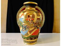 Vază japoneză din porțelan Satsuma Kinkozan Tsukuru, aur