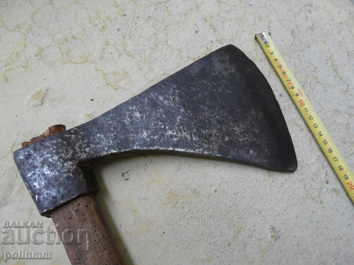 Auction  Huge old ax - 396