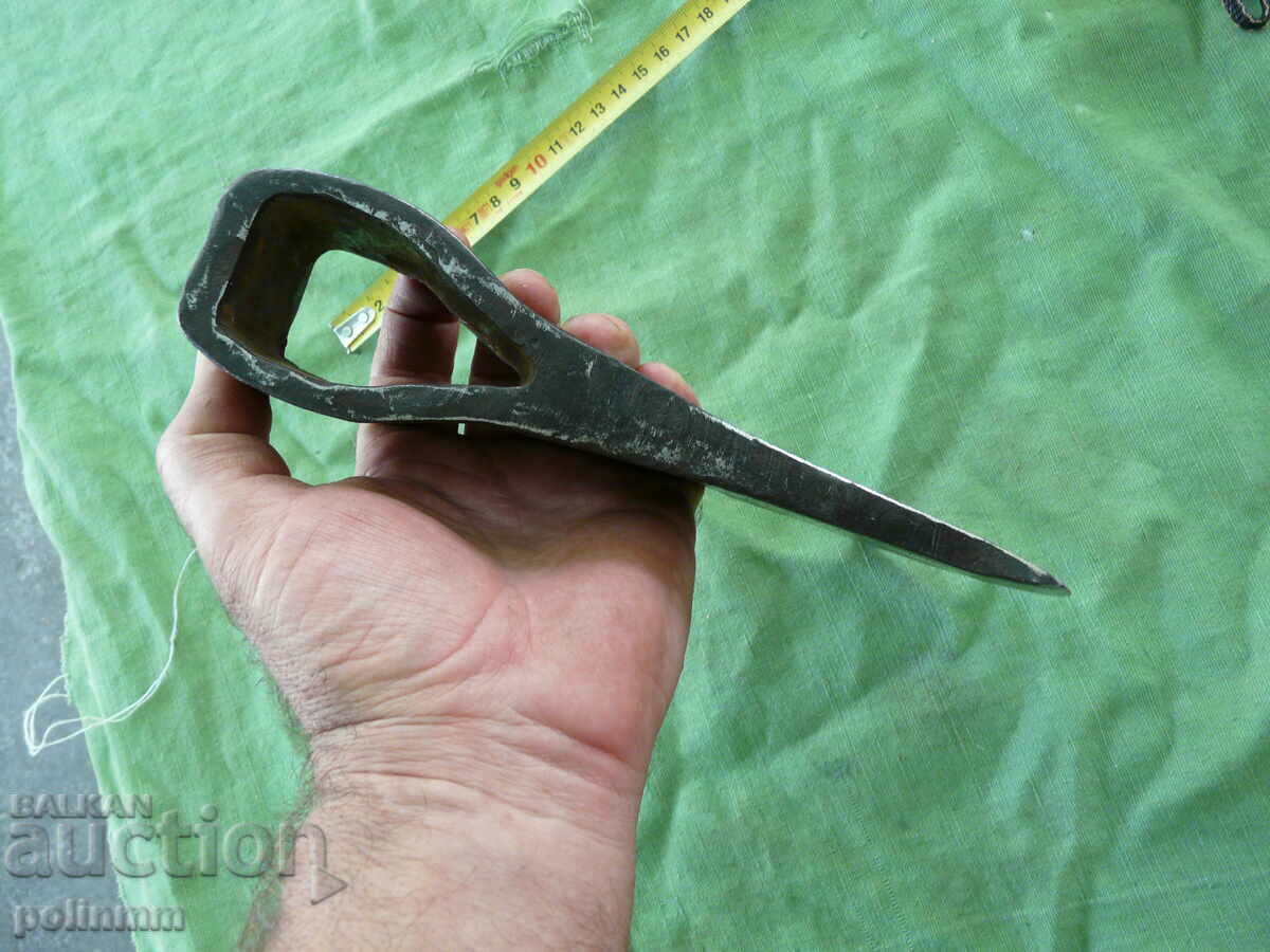 Livrarea Old Massive Axe - 400 Livrarea Old Massive Axe - 400