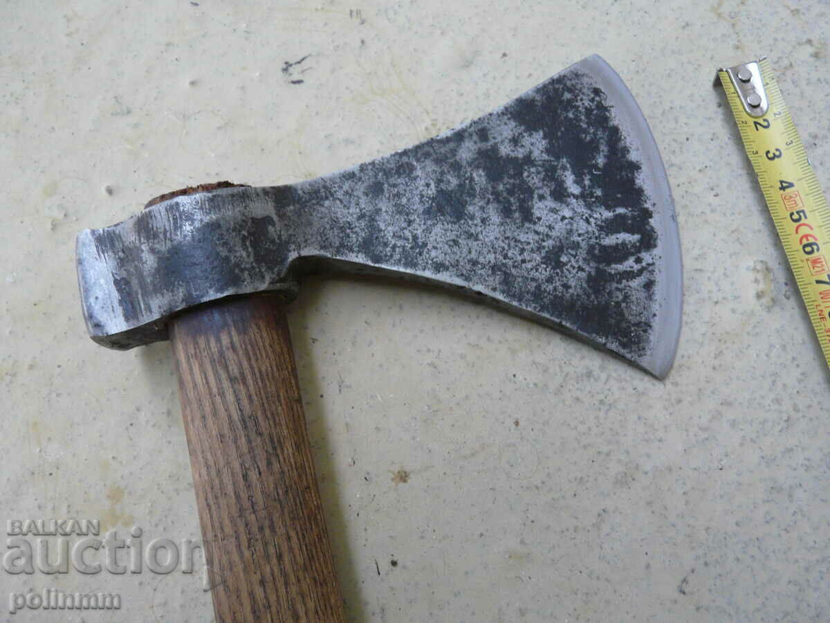 Auction Old hiking hatchet - 402 Auction Old hiking hatchet - 402
