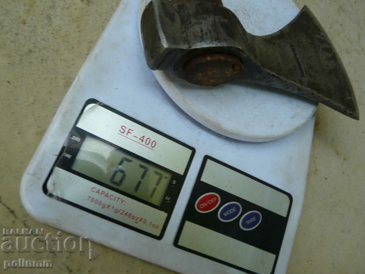 Old hiking hatchet - 402 - 7 Old hiking hatchet - 402 - 7