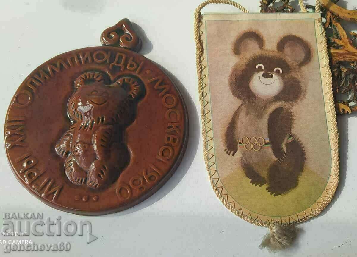 Ursul olimpic Misha decor de perete, ceramică și steag