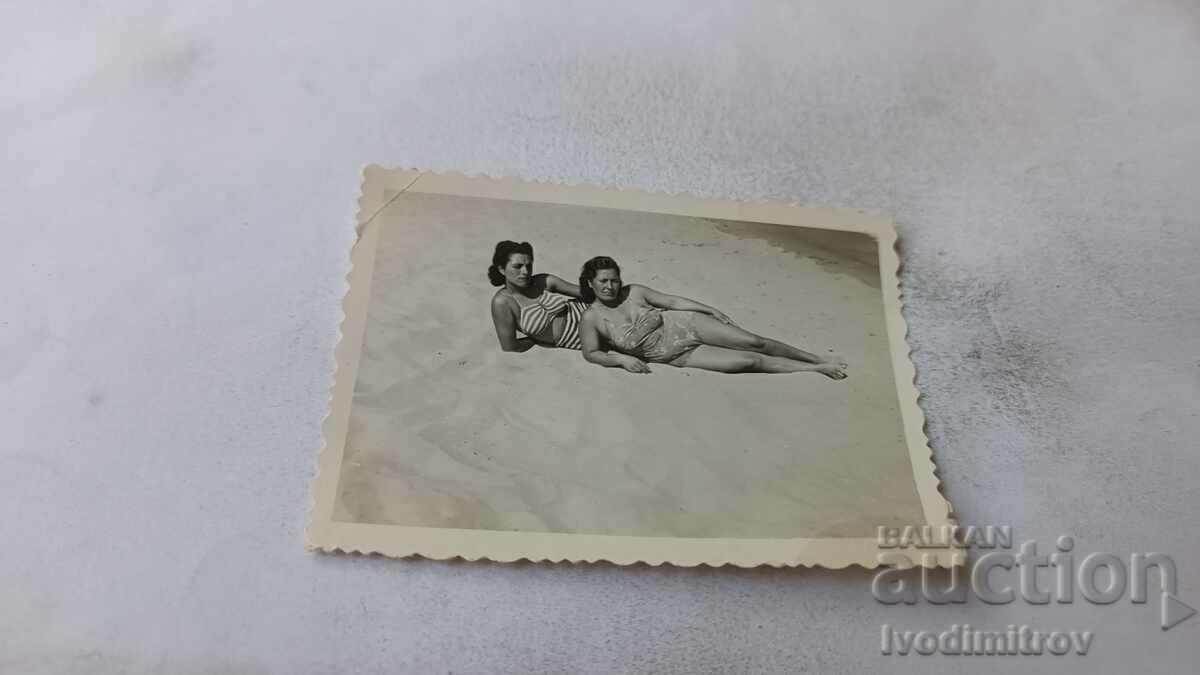 Foto Două femei pe plajă