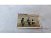 Photo A man and two women on the beach
