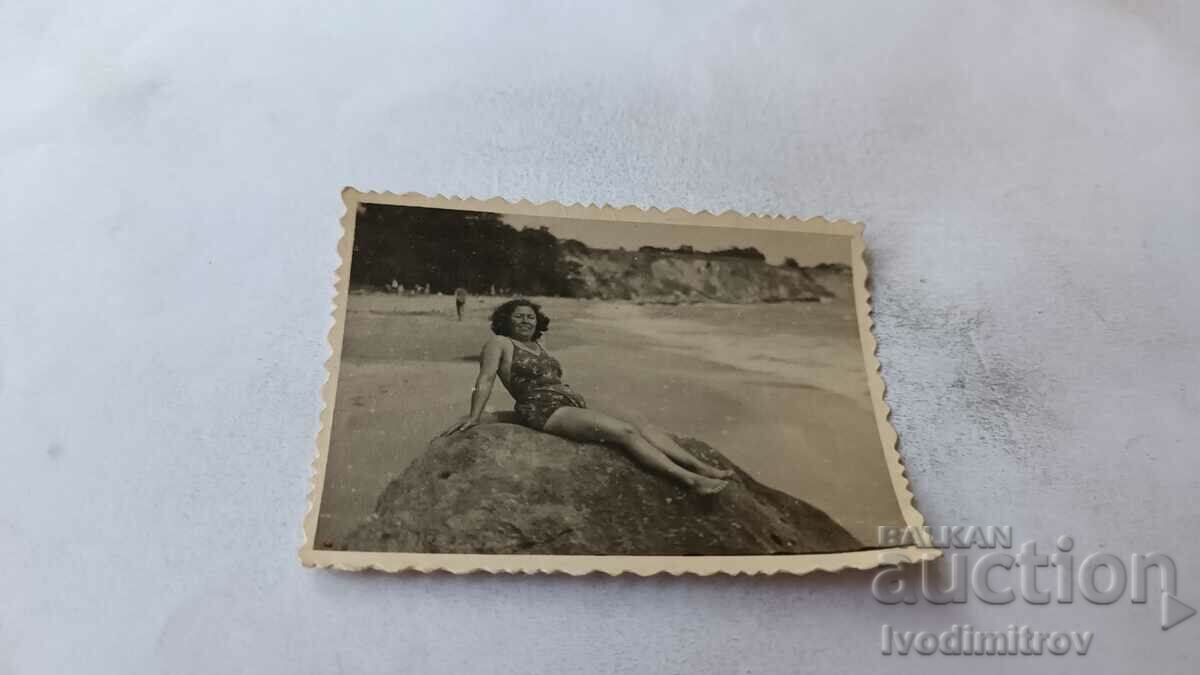 Снимка Жена на скала на брега на морето