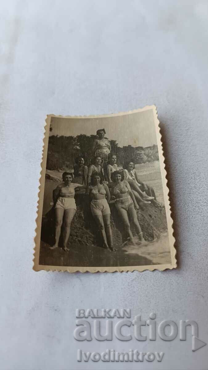 Φωτογραφία Βάρνα Γυναίκες σε βράχο στην παραλία 1949