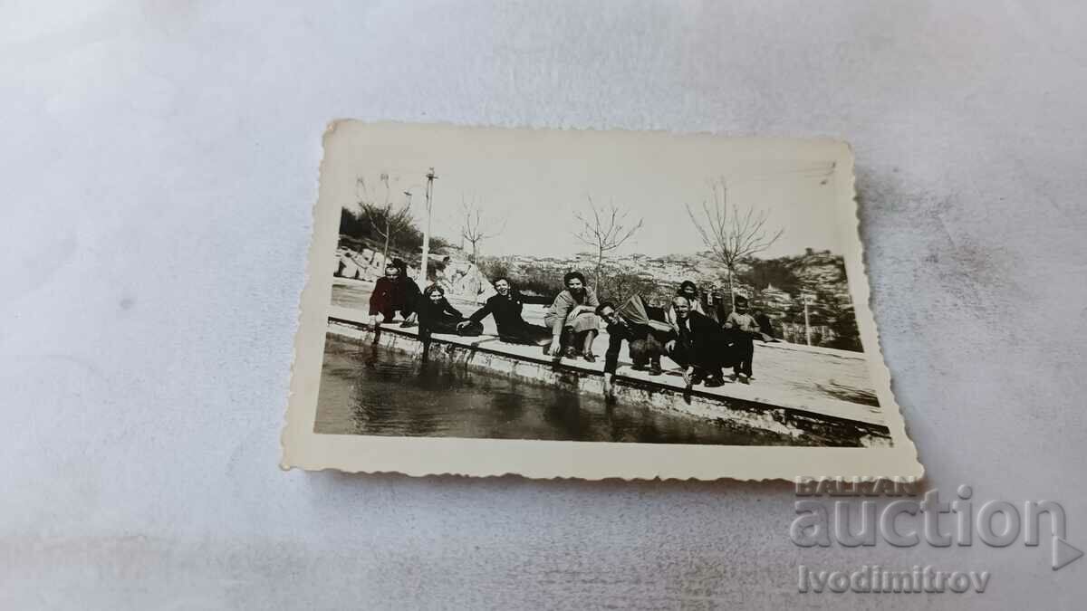 Photo Topolovgrad Young men and women by the river