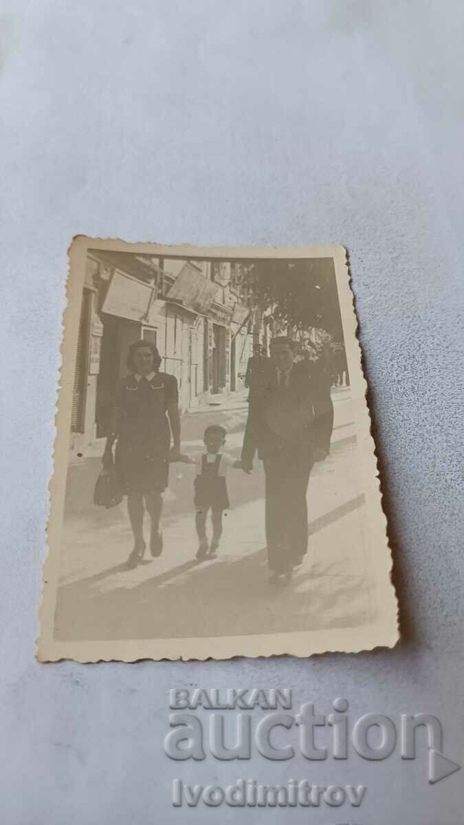Снимка София Мъж жена и малко момченце на разходка