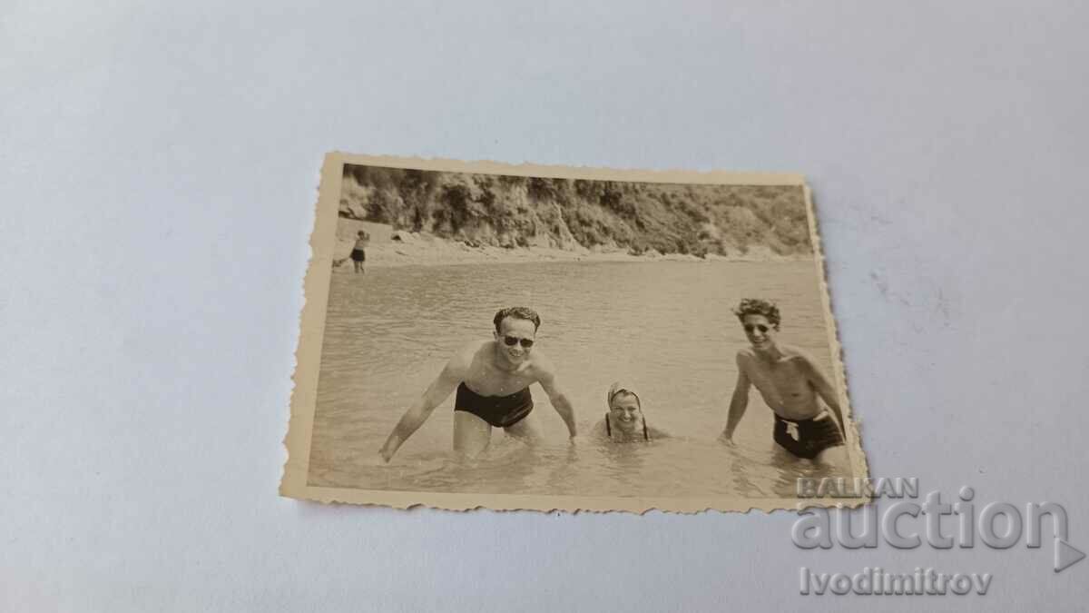 Photo Two men and a woman in the sea