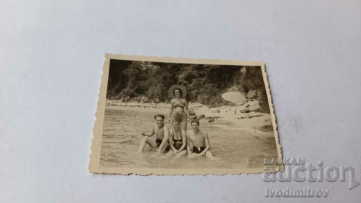 Снимка Двама мъже и две млади жени на брега на морето