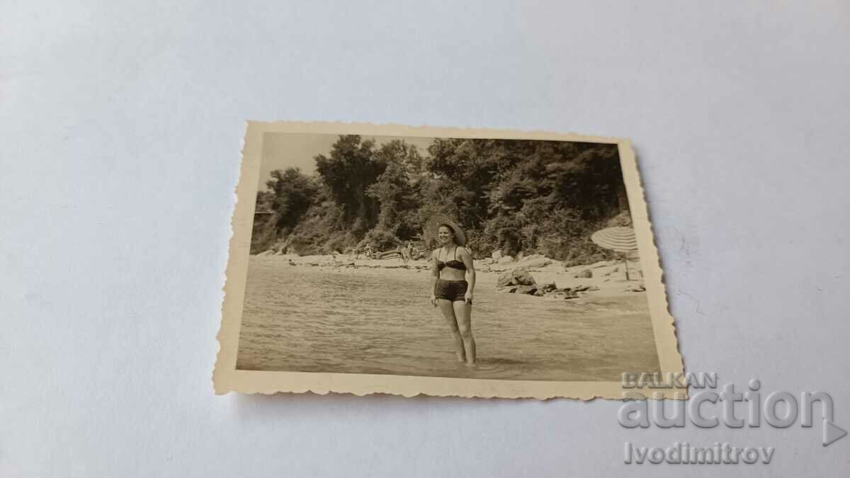Снимка Сталин Жена на брега на морето 1955