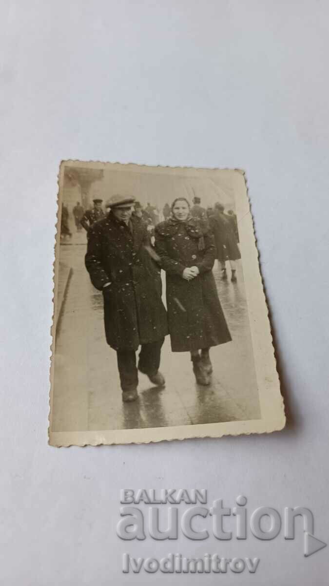 Снимка София Мъж и жена на разходка през зимата