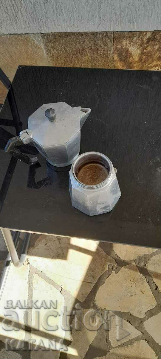 Καφετιέρα με τιμή 8.00 BGN | € 4.09 Καφετιέρα με τιμή 8.00 BGN | € 4.09