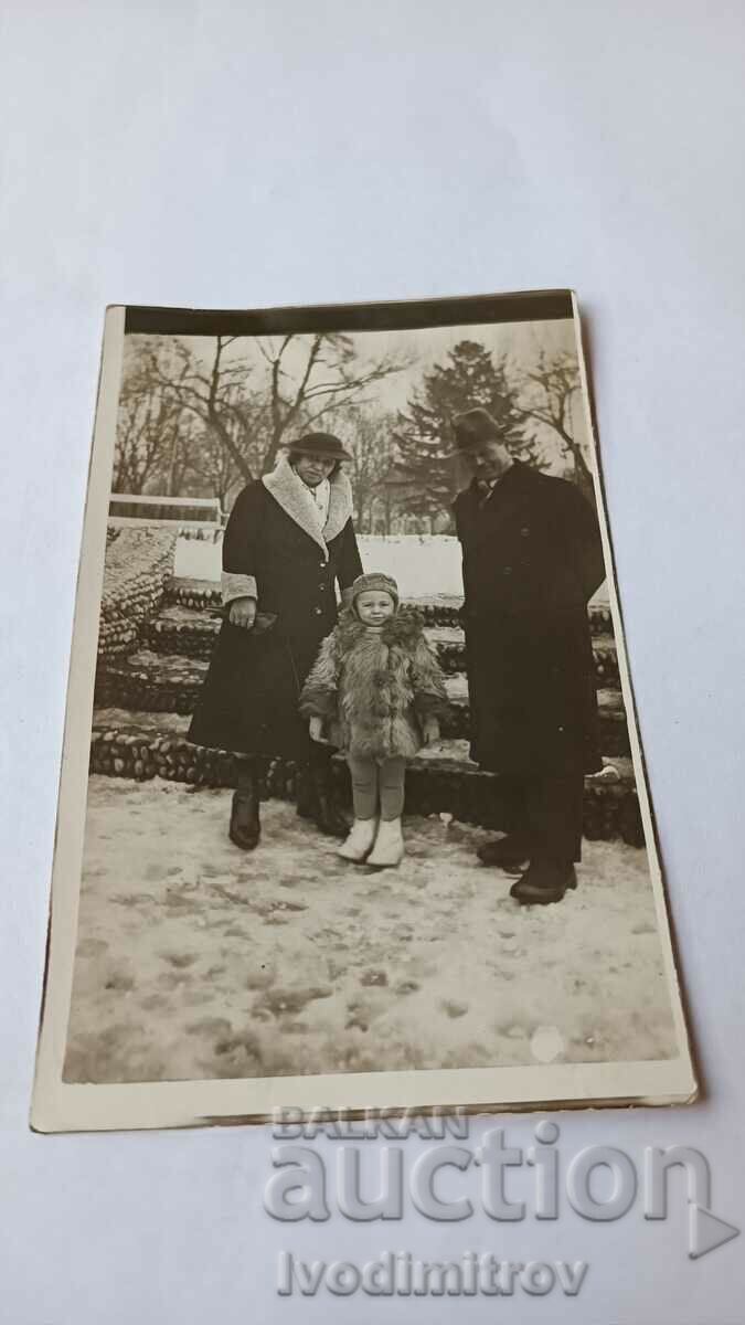 Снимка София Мъж жена и малко момиченце през зимата 1935