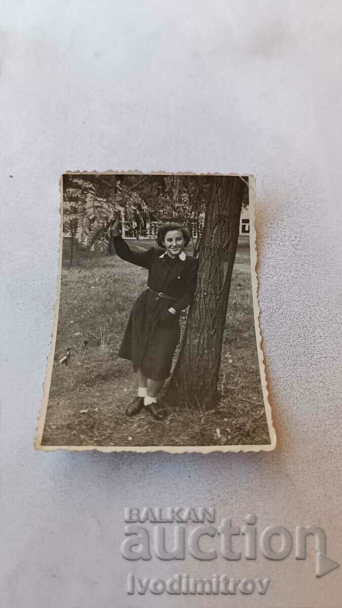 Снимка Плевен Младо момиче облегнато на дърво в парка 1952