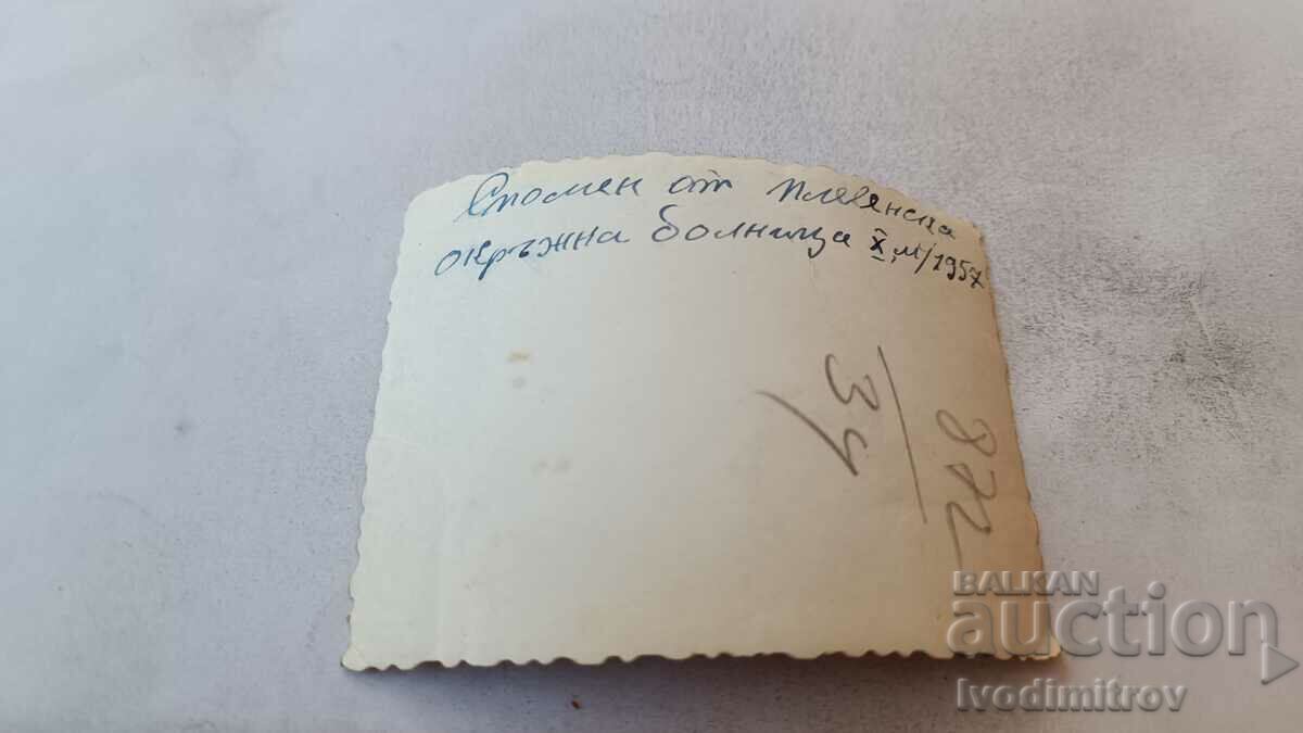 Fotografie Pleven Asistentă și bărbați în Spitalul Districtual 1957 cu preț 1.75 BGN | € 0.89 Fotografie Pleven Asistentă și bărbați în Spitalul Districtual 1957 cu preț 1.75 BGN | € 0.89