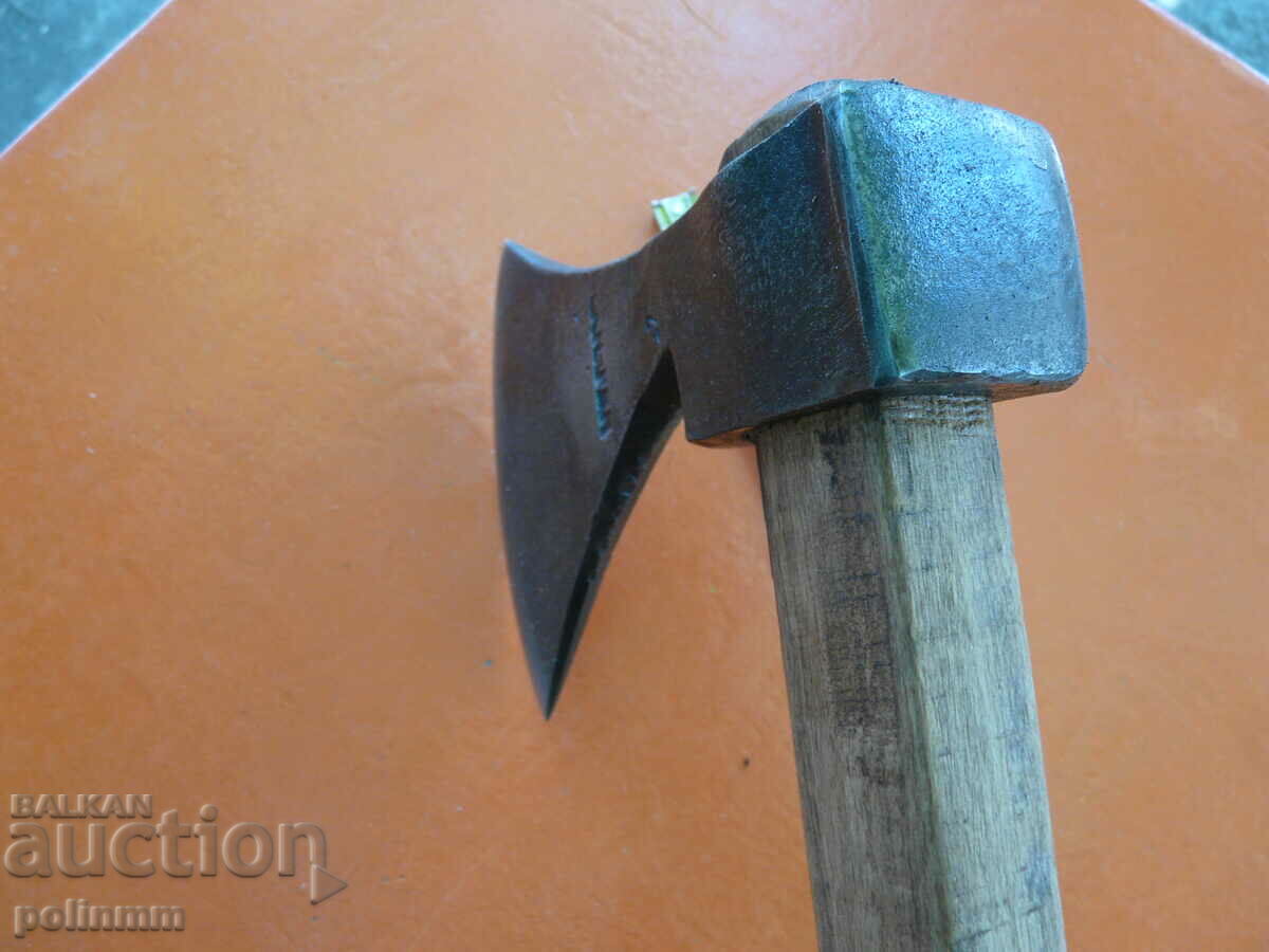 Delivery of Old collector's ax - 405 Delivery of Old collector's ax - 405