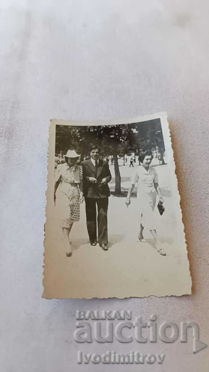 Photo Sofia A man and two women on a walk along Tsar Osvoboditele