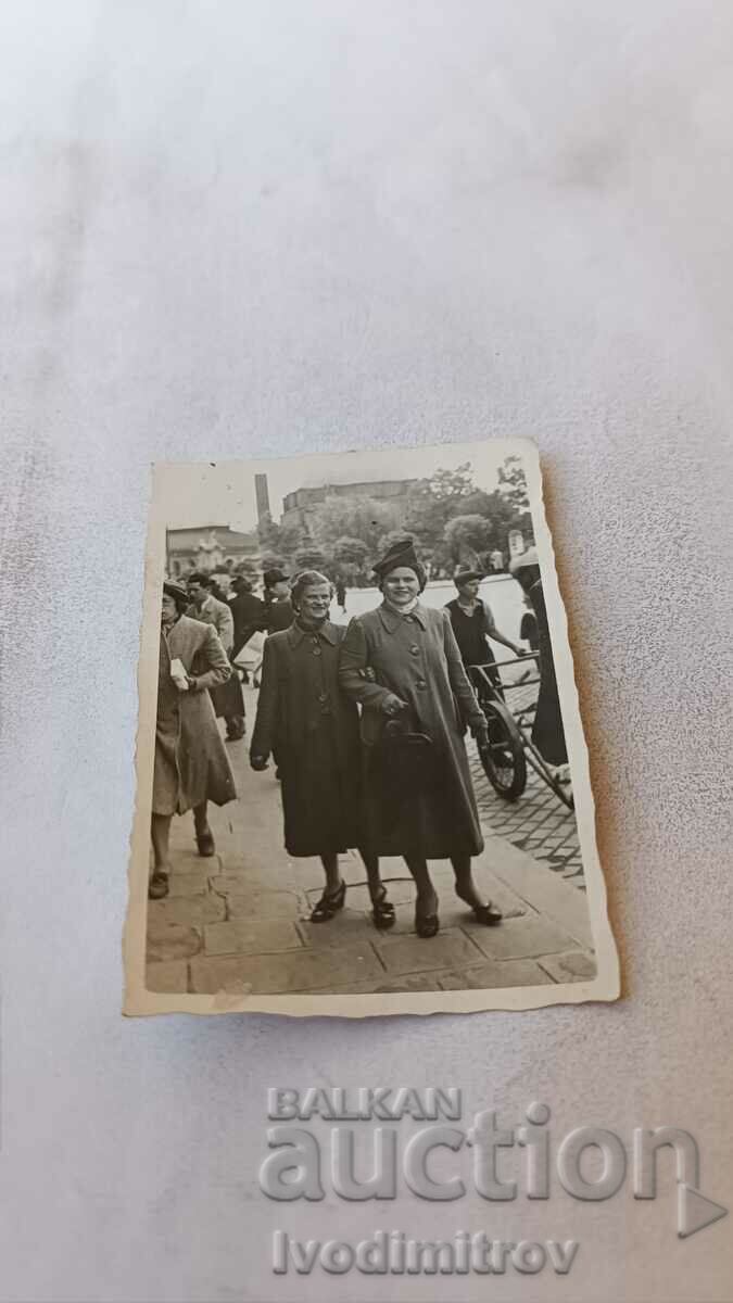 Снимка София Две жени на разходка 1940