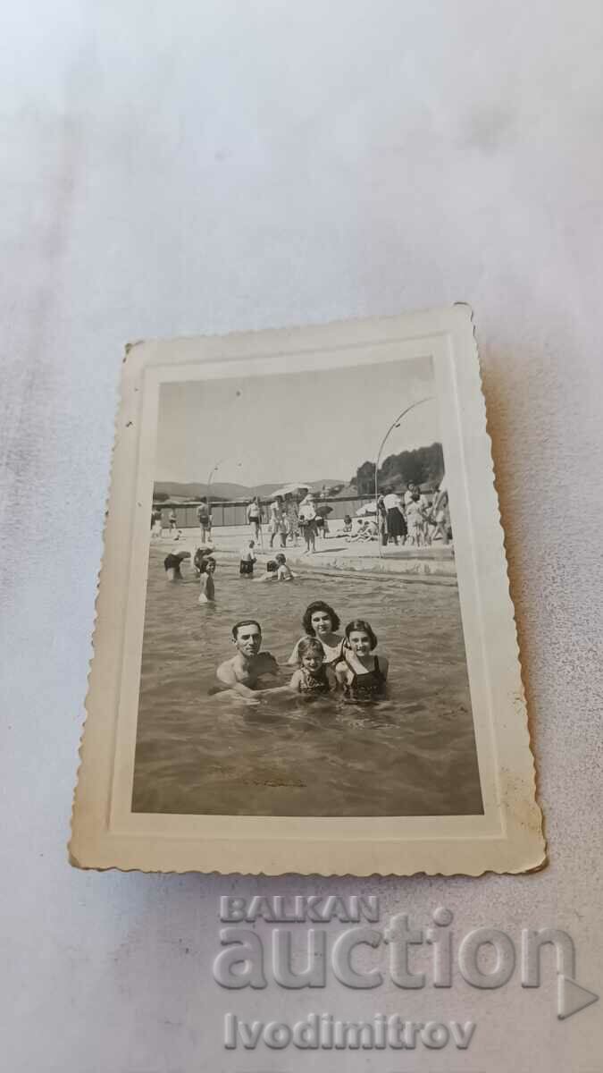 Снимка Лъджене Мъж жена и две момичета в басейна 1940