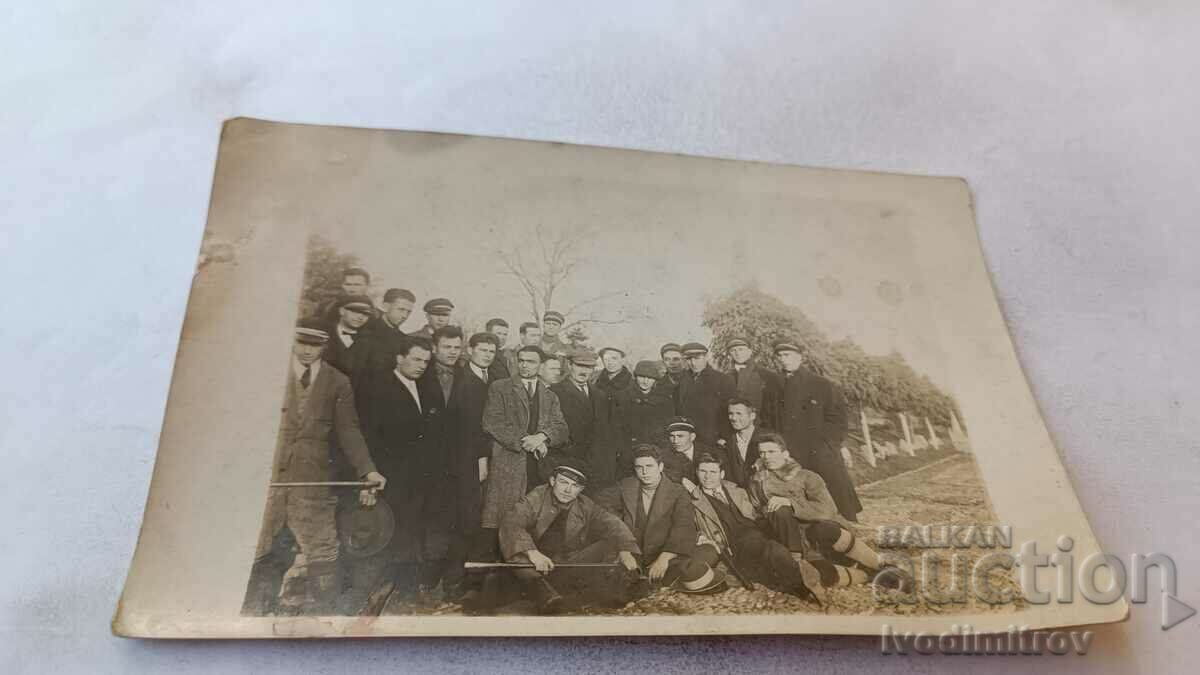 Снимка Плевенъ Мъже в двора на Винарската изба 1927