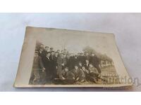 Снимка Плевенъ Мъже в двора на Винарската изба 1927