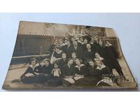 Снимка София Ученички от IV клас със своите учители 1925