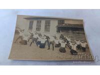 Η κυρία Μαθήτριες με αγορίστικα σκουφάκια κάνουν ασκήσεις στην αυλή 1929