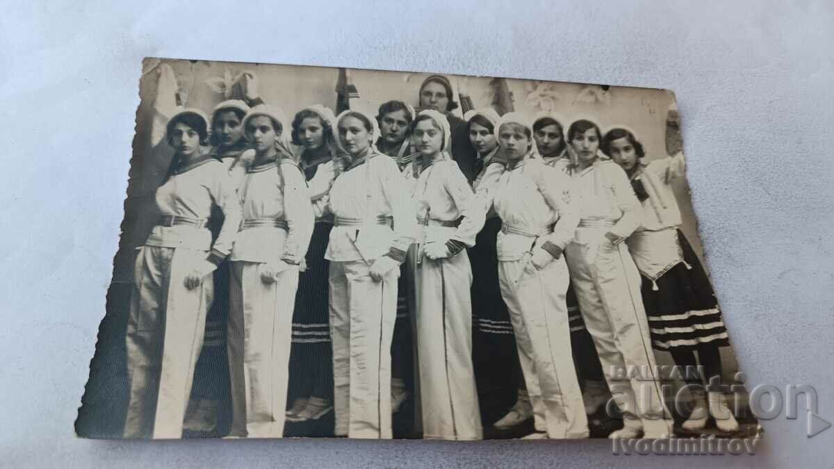 Снимка Млади момичета в бели военни униформи