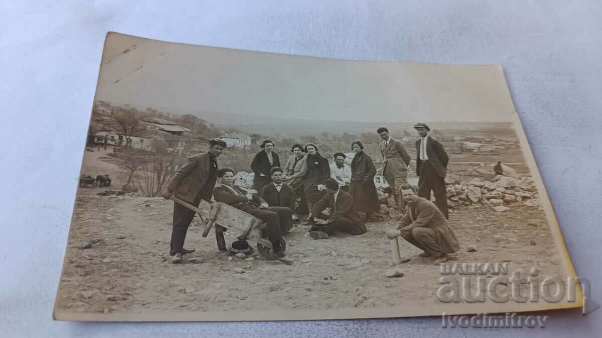 Снимка Млади мъжи и жени на края на селото