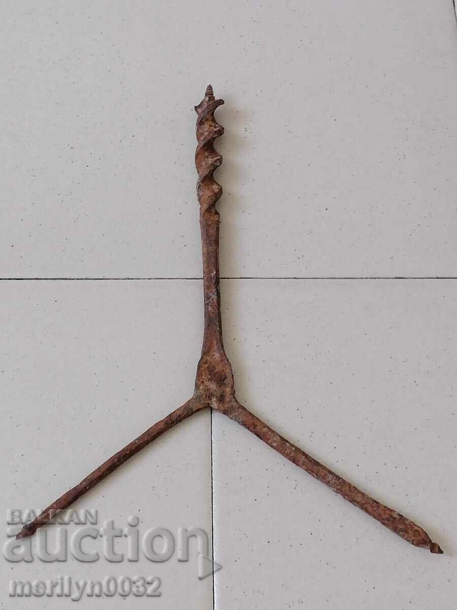 Παλιό ξύλο, ελικόπτερο, τρυπάνι, εργαλείο με τιμή 35.00 BGN | € 17.90 Παλιό ξύλο, ελικόπτερο, τρυπάνι, εργαλείο με τιμή 35.00 BGN | € 17.90