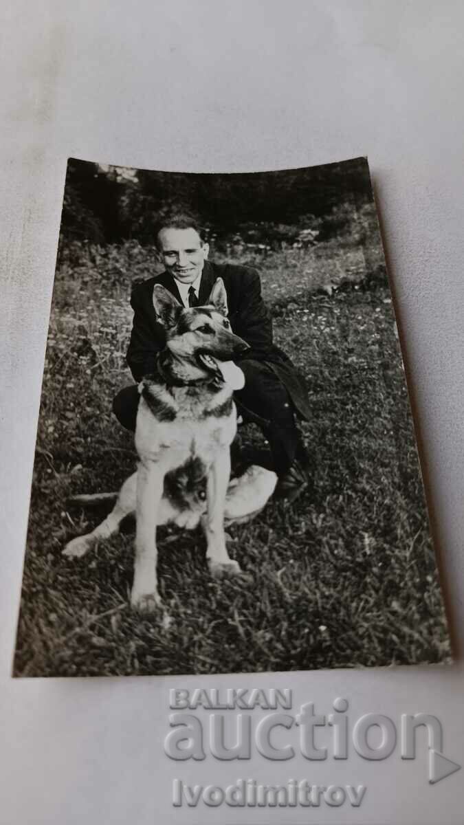 Φωτογραφία Ένας νεαρός άνδρας και ένας λύκος σκύλος