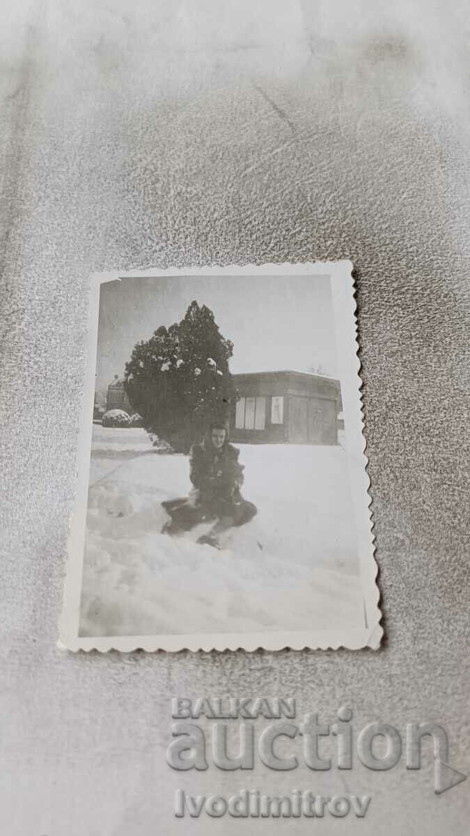 Fotografie Pazardzhik Femeie în zăpadă în iarna anului 1950