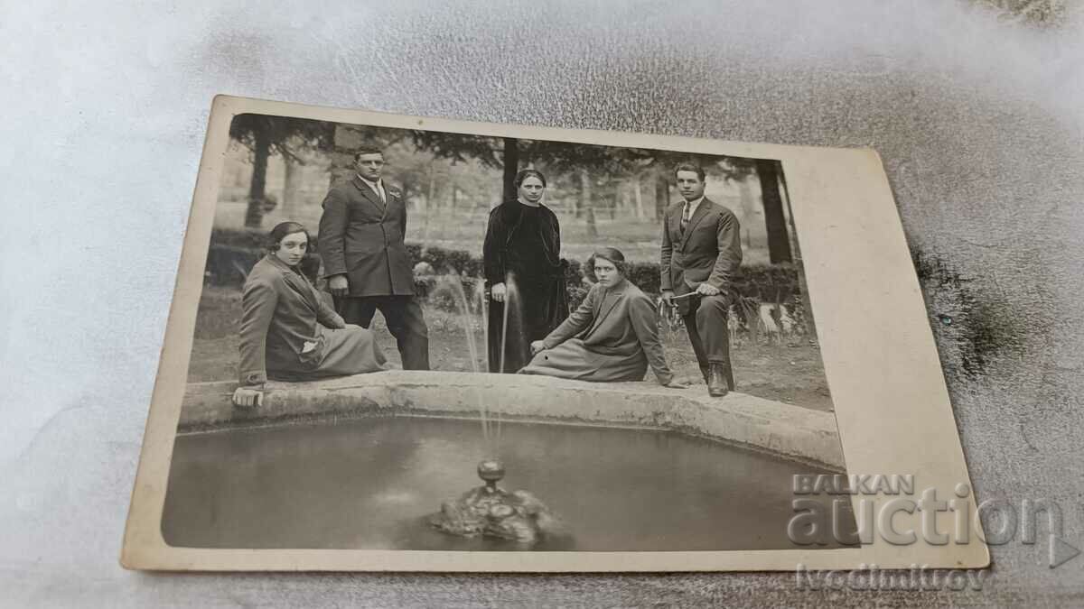Photo Pleven Two young men and women by a fountain 1924
